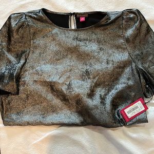 NWT SOLD OUT Vince Camuto metallic short sleeve blouse, medium